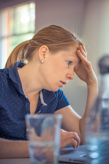 femme adulte stressée