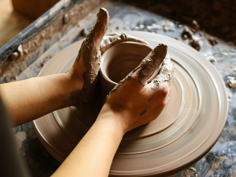 guide tournage poterie mains femme tour potier