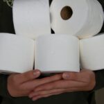 céramique et papier toilette mains femme