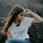 femme charge mentale cheveux au vent