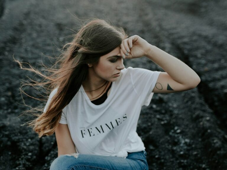 femme charge mentale cheveux au vent