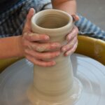 mains femme poterie clay thérapique illustration