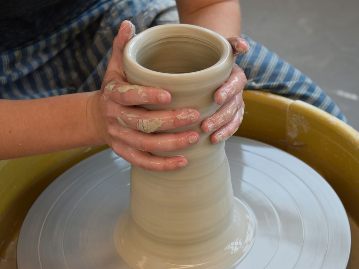 mains femme poterie clay thérapique illustration