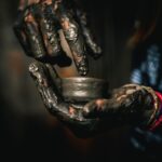 poteire mains terre humide objet