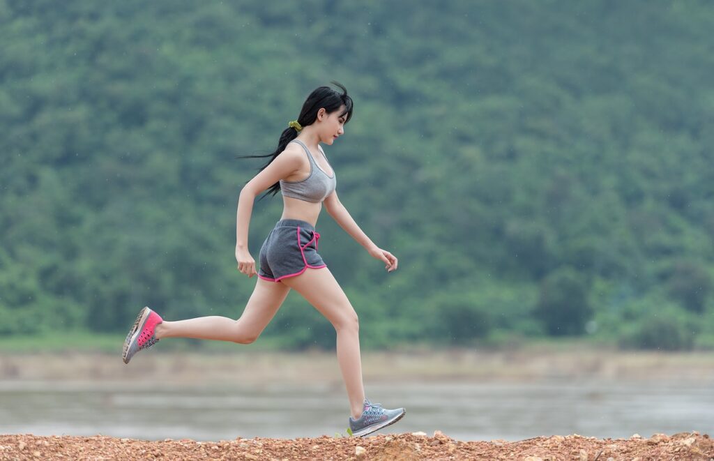 femme asiatique en bonne santé physique qui court