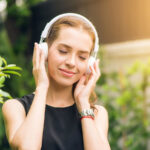 femme écoute musique écouteurs playlist slow life