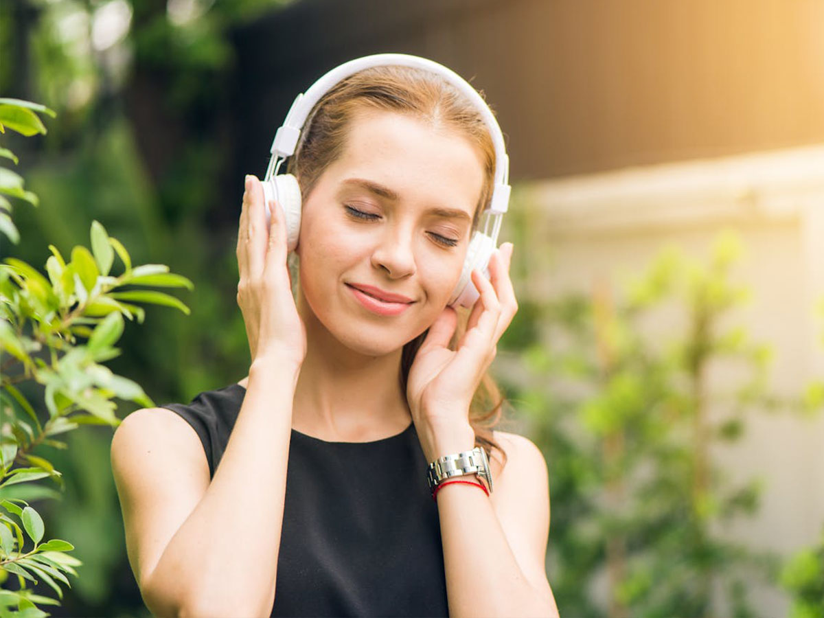 femme écoute musique écouteurs playlist slow life