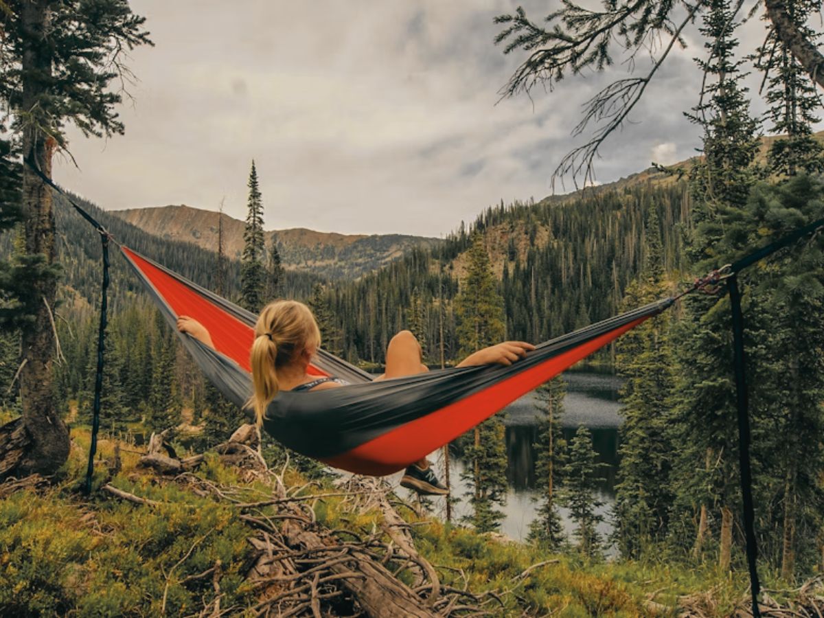 slow life femme hamac montagne nature