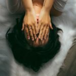 burn out parental femme fatiguée allongée lit