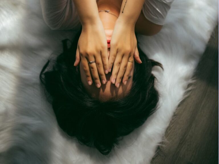 burn out parental femme fatiguée allongée lit
