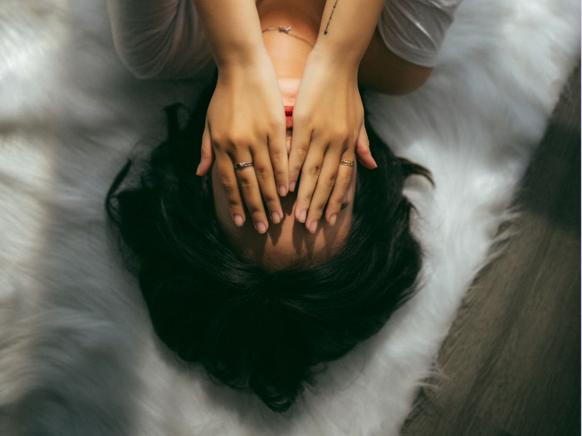 burn out parental femme fatiguée allongée lit
